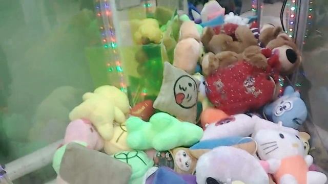 Отыскал новый автомат-хватайку и выиграл прикольную лягушку. смотреть онлайн