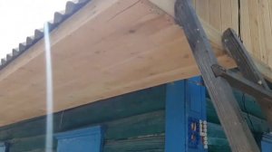 Зашиваю боковые фронтоны и отлив лицевого фронтона.