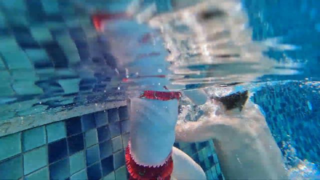 Катя в Maxx Royal Kemer плавает под водой. 4k смотреть онлайн