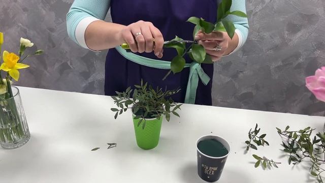 Как собрать цветочную композицию в стакане за 5 минут или куда девать обрезки цветов смотреть онлайн