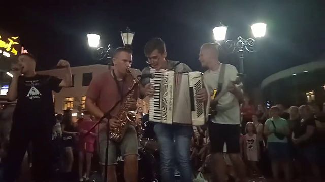 14.08.2021 Brest Belarus... Уличные музыканты... Прогулки с Викторией смотреть онлайн