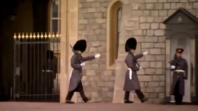 Парень с синдромом дауна подошёл к охране королевы, действия гвардейца испугали его смотреть онлайн