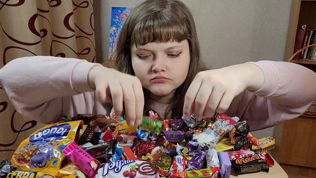 Сладкий Мукбанг - Потрошим Новогодний подарок? с работы