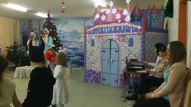 Утренник в Начальной школе. Моя дочь танцует в сценке - беленький котик с ушками, обшитый дождиком! смотреть онлайн
