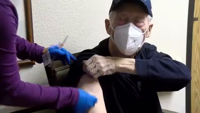 Area health experts react to paused Johnson & Johnson vaccinations смотреть онлайн