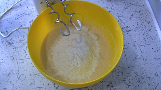 Сдобное дрожжевое тесто для пирожков , пирогов , булочек / рецепт дрожжевого теста на сметане смотреть онлайн