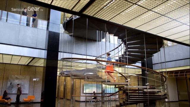 Samsung GALAXY GEAR FIT Smartband / Bracelet connecté - Product video Vandenborre.be смотреть онлайн