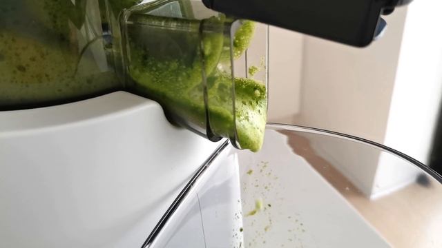 Preparing Healthy Vegetable Juice with Hurom H-200 Juicer смотреть онлайн