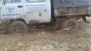 УАЗ Фермер по весеннему полю на 33 гудричах со всеми блокировками )