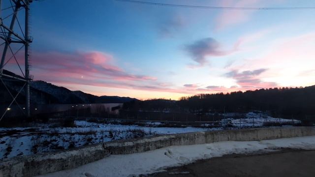 Красивый закат солнца, розовые облака над Красноярским водохранилищем, 10 ноября, 2021год.