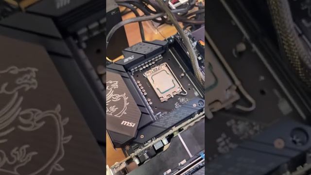 MSI Z690 Carbon и процессоры Intel 13-го поколения смотреть онлайн