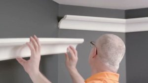 Монтаж потолочного плинтуса из дюрополимера под подсветку