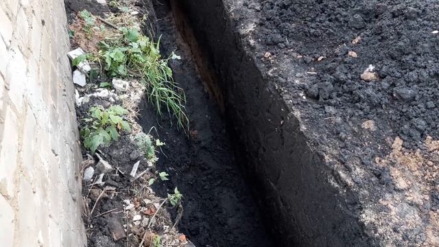 КОПАЮ ТРАНШЕЮ СВОИМИ РУКАМИ! БУДЕМ ПРОВОДИТЬ ВОДУ В САРАЙ...ОТЧЁТ ПО СТРОИТЕЛЬСТВУ. смотреть онлайн