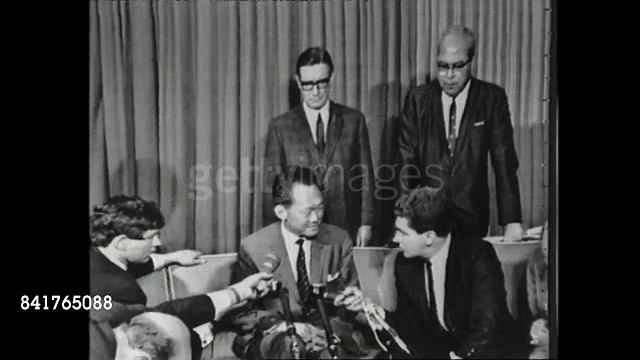 Lee Kuan Yew Pays Tribute to Late Australian PM Harold Holt | Presser At Sydney Airport | Dec. 1967 смотреть онлайн