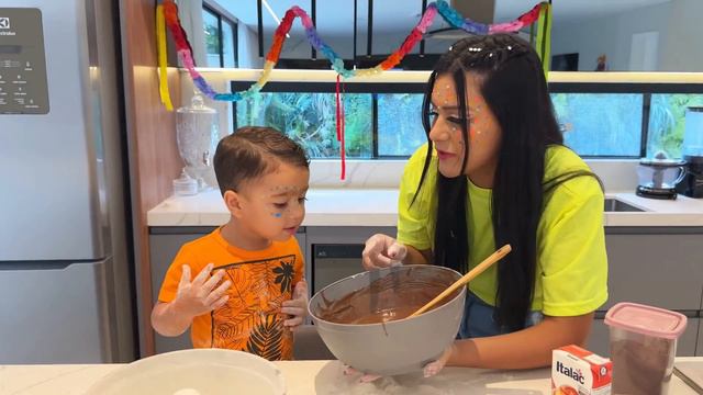 MEU FILHO FOI PRA COZINHA PELA PRIMEIRA VEZ!!! *BOLO DE CARNAVAL COLORIDO* 😱🎉 смотреть онлайн