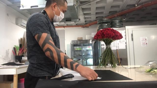 100 red rose ? bouquet ? easy way Techniques tutorials ?? #FloristDesigner смотреть онлайн