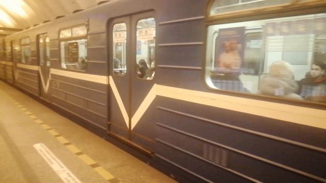 Отправление Номерного с Редким Вагоном Варшавские Сидухи на Станции Спортивная смотреть онлайн