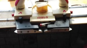 Вяжем на вязальной машине Нева 5 как заправить нить и провязать