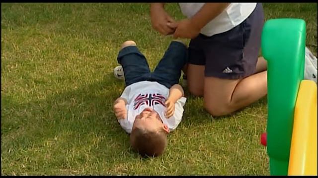 Toddler Tries To Stab Dad! | Supernanny смотреть онлайн