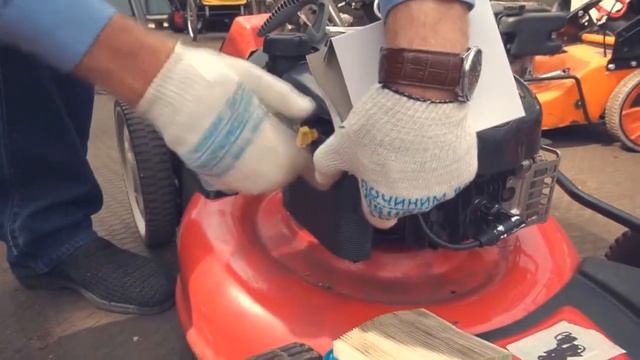 Обслуживание и замена воздушного фильтра триммера. Очистка или замена фильтрующих элементов смотреть онлайн