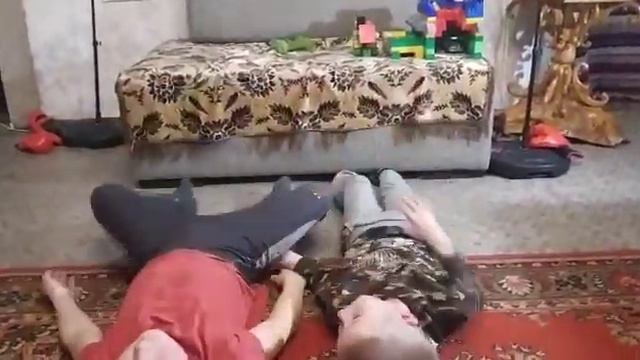 Гантели теперь наши. Мама себе новые купит! смотреть онлайн