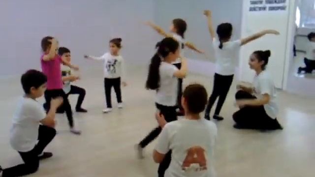 Танцевальный онсамбль АРАТТА танцует младшая группа с помощью старшей смотреть онлайн