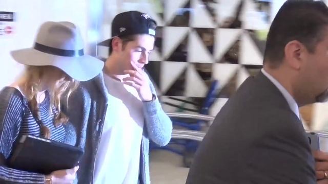 Bella Thorne And Gregg Sulkin Return To LA Holding Hands After 'Great Flight' смотреть онлайн