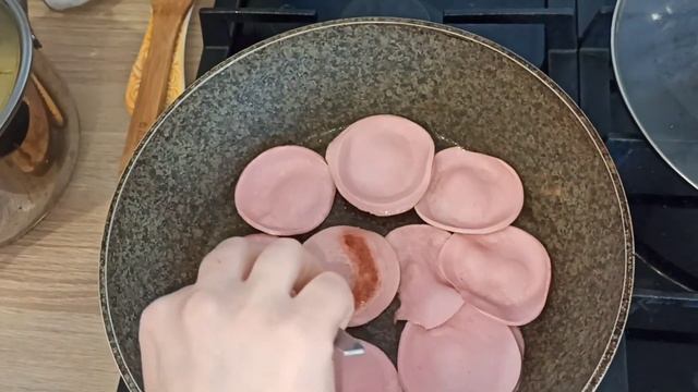 НА ОБЕД : ДОЕДАЕМ МАКАРОНЫ С ЖАРЕНОЙ КОЛБАСОЙ И ОМЛЕТОМ ?☝ смотреть онлайн