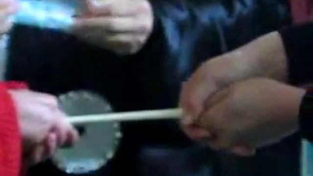 Трюк с денежкой и китайскими палочками.flv смотреть онлайн