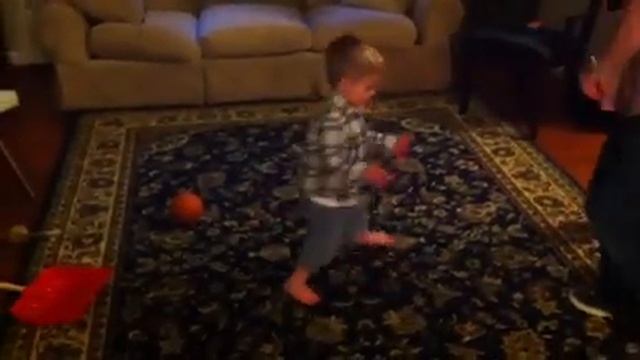 3 year old dances to VIP by Crash Boom Bang смотреть онлайн