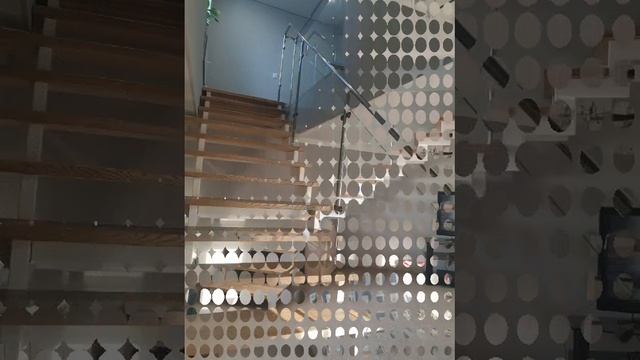 Изготовление Деревянных лестниц в Омске - Мир лестниц смотреть онлайн