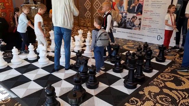 Большие шахматные фигуры - в Лужниках 20220720 152517 смотреть онлайн
