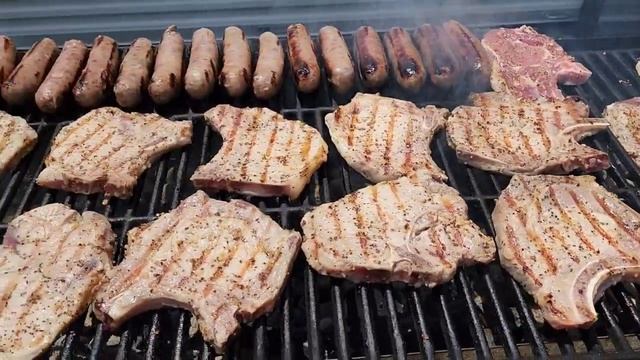 МИШАНЯ ГОТОВИТ ВКУСНЯШКУ // СВИНИНА СТЭЙК // СОСИСКИ // АМЕРИКА. смотреть онлайн