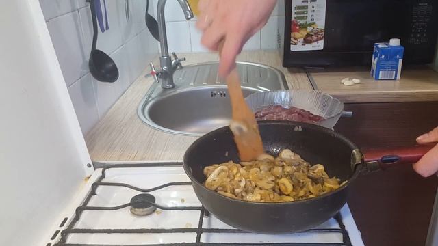 Тушеная куриная печень с шампиньонами в сливочном соусе: универсальная закуска смотреть онлайн