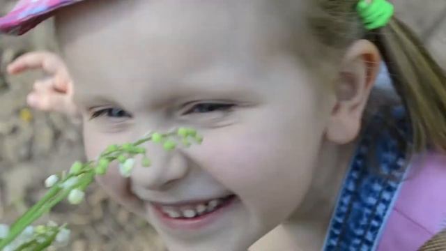 Стеша в лесу собирает ландыши. Нашли головастиков! смотреть онлайн