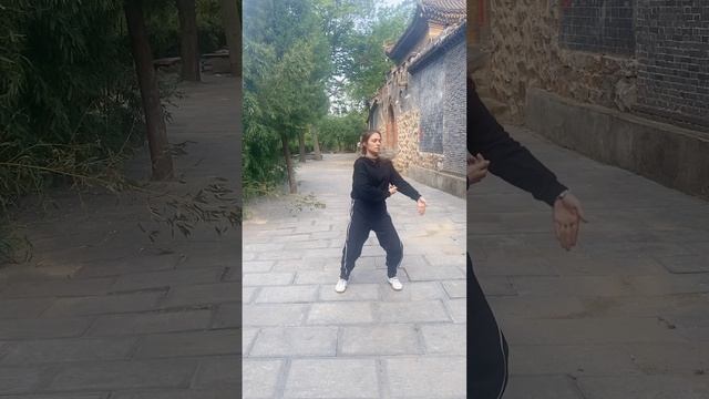 В горах Суншань возле храма матери #здоровье #китай #тайцзи #дарьяпатока смотреть онлайн