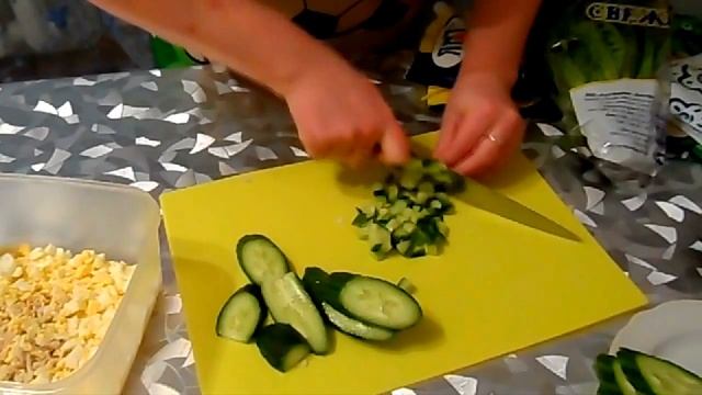 Салат с кальмарами; салат с кальмарами, свежим огурцом, горошком и яйцами смотреть онлайн