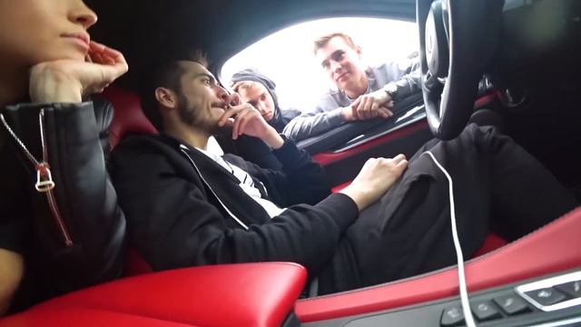 БАБУШКА КЛЕИТ ПАРНЕЙ на ЛАМБОРГИНИ | Gold digger prank смотреть онлайн