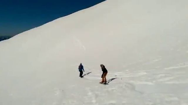Спуск с вершины вулкана на сноуборде! смотреть онлайн