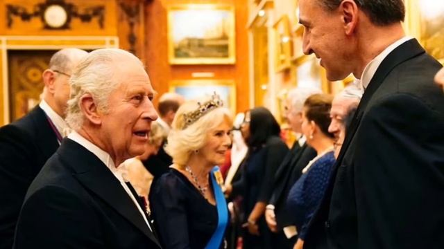 Catherine Dazzled In The Gem-Embellished Gown And The Lotus Flower Tiara At Buckingham Palace смотреть онлайн