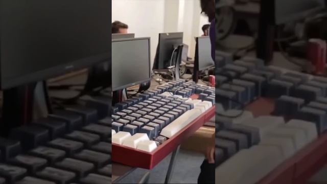 использует 80% клавиатуры чтобы много местя не занимала☺ смотреть онлайн