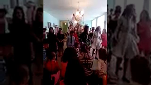 Танцуем на НГ в школе песня в честь меня "Арива-Арина" хех смотреть онлайн
