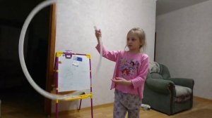 Как научиться крутить обруч на руке