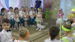 Весёлая игра  на утреннике 8 Марта 2017 в средней группе