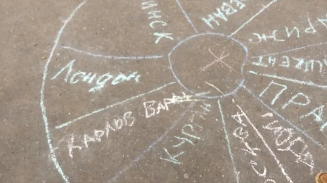 Дворовые игры в Праге с Лолой Преображенской, детская площадка в Риегровых садах смотреть онлайн