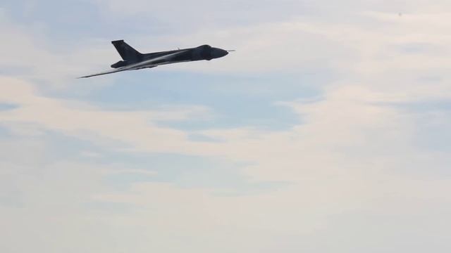Vulcan Bomber stuns beach-goers with a low fly by. смотреть онлайн