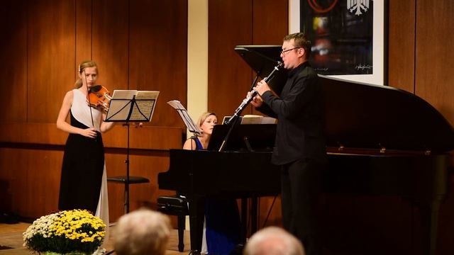 Trio Sérénade. R. Schumann Fantasiestücke op.12 nr8 Ende des Liedes смотреть онлайн