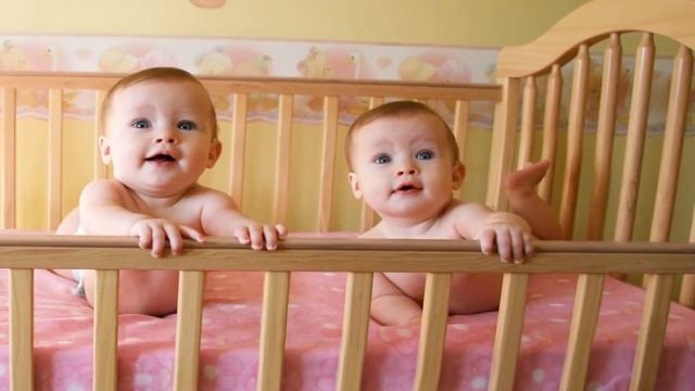 Где укладывать ребенка спать: в кроватке или с мамой смотреть онлайн