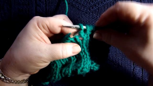 Лицевая петля из протяжки обычная и скрещенная. Незаметное прибавление лицевой петли. смотреть онлайн