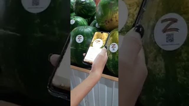 В Краснодаре в поселке имени Жукова на рынке продают особенные арбузы.С QR кодом "Своих не бросаем". смотреть онлайн